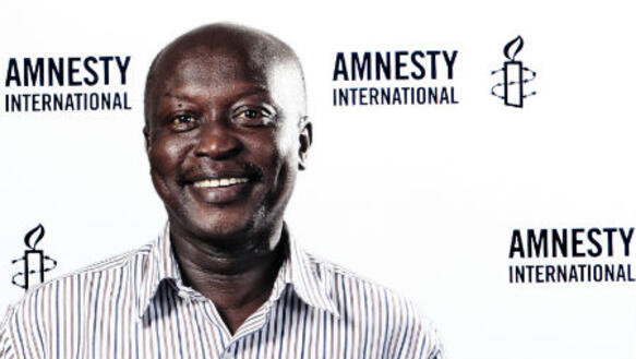 Der sudanesische Menschenrechtsverteidiger Bushra Gamar Hussein Rahama während seines Besuchs im Berliner Amnesty-Büro