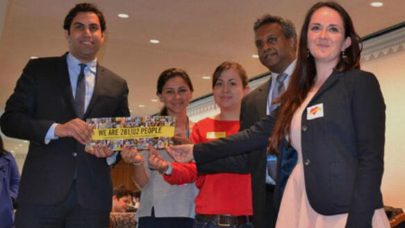 Petitionsübergabe an Ahmad Alhendawi (li.), Gesandter des UN-Generalsekretärs für Jugend, mit Salil Shetty