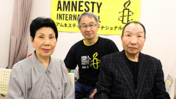Wakabayashi Hideki von Amnesty Japan (hi.) mit Iwao (re.) und seiner Schwester Hideko Hakamada