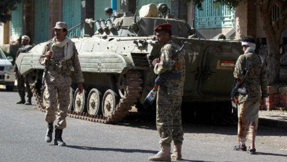 Jemenitische, Huthi-nahe Soldaten patroullieren vor dem Präsidentenpalast in Sanaa
