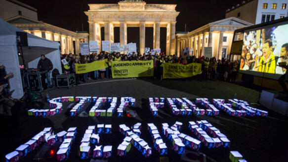Mit einer Lichtinstallation demonstrieren junge Amnesty-Aktivist_innen im November 2014 für ein Ende der Folter in Mexiko