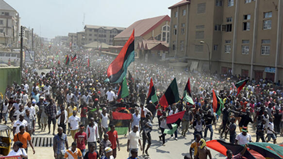 Im November 2015 in Aba, Nigeria, demonstrierten Hunderte mit Flaggen und Gesängen für eine unabhängige Republik Biafra 
