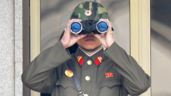 Ein nordkoreanischer Soldat bewacht die Grenze der Demokratischen Volksrepublik Korea