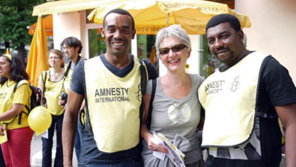 Endlich am Ziel. Patrick Okoroafor (ganz rechts) mit Berliner Aktivisten und seinem Bruder Henry.