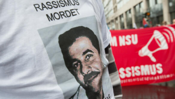 Demonstrant trägt bei einer Protestaktion in Berlin ein T-Shirt mit dem Porträt des ermordeten NSU-Opfers Habil Kılıç