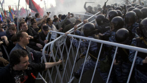 Es wird eng für die russische Opposition: Polizisten lösen eine Demonstration gegen den Amtsantritt von Präsident Putin auf, Mai