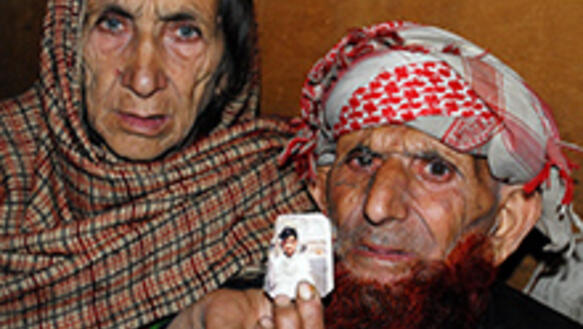 Die Eltern von Shafqat Hussain mit einem Foto ihres Sohnes