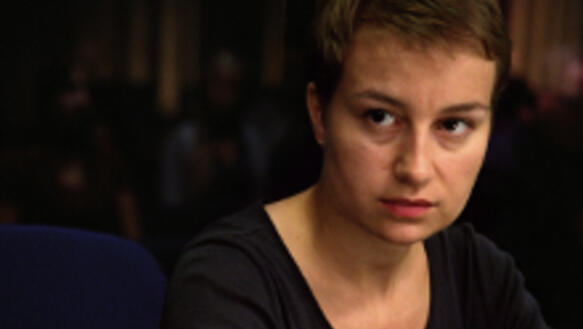 Hannah Maynard klagt vor dem Kriegsverbrechertribunal in Den Haag