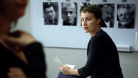 Hannah Maynard klagt vor dem Kriegsverbrechertribunal in Den Haag