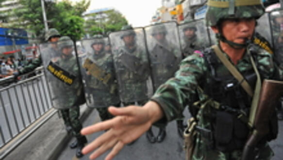 Soldaten der thailändischen Armee rücken in Bangkok gegen eine Anti-Militärputsch-Demo vor
