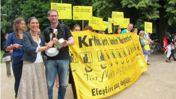 Amnesty-Mitglieder protestierten vor der türkischen Botschaft in Berlin.  Vorne im Bild: Selmin Çalışkan, Generalsekretärin von 