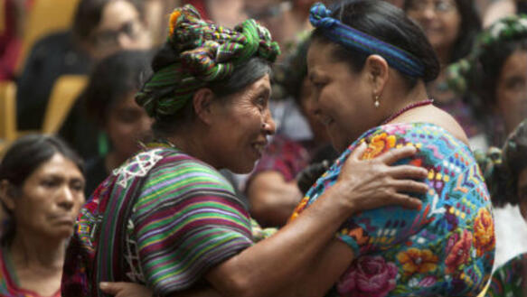 Die Friedensnobelpreisträgerin Rigoberta Menchu (rechts) mit der Angehörigen eines Opfers des Bürgerkrieges bei der Verkündung d