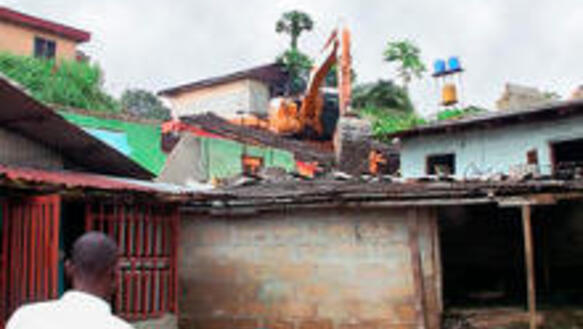 Ein Bulldozer zerstört Häuser in der Njemanze Waterfront Siedlung, Port Harcourt, Nigeria, August 2009