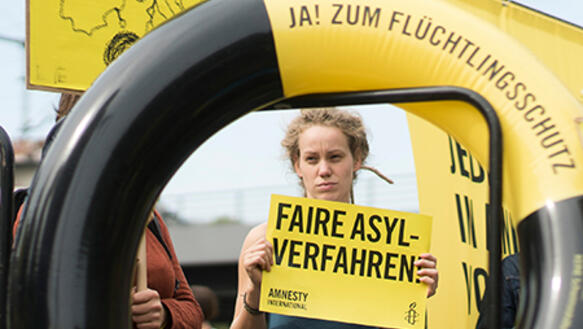 Amnesty-Aktivistin bei einer Aktion gegen eine Verschärfung der Asylpolitik im September 2015 in Berlin