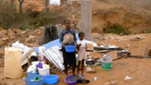 Familie vor zerstörten Häusern in der Gemeinde Kiamba Kiaxi in Luanda, Angola, 2004