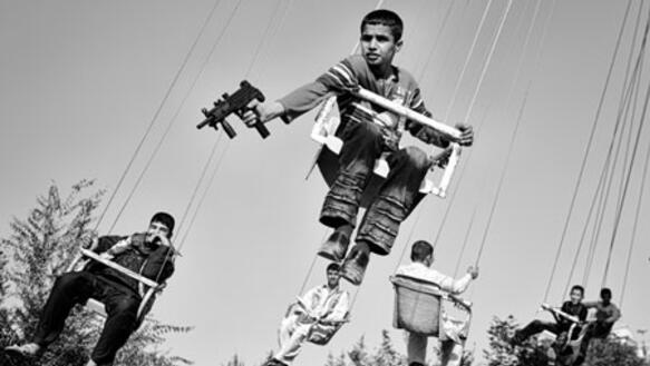 Spiel oder Ernst? Ein Junge mit einer Plastikpistole während des Eid al-Fitr-Festes. Afghanistan, Kabul, 2009.
