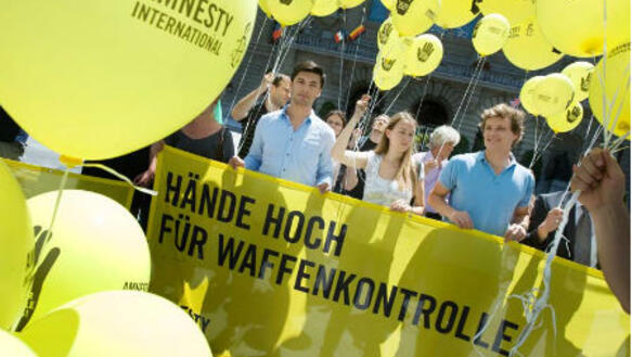 "Hände hoch für Waffenkontrolle": Amnesty-Aktion am 27. Juni 2012 in Bern in der Schweiz