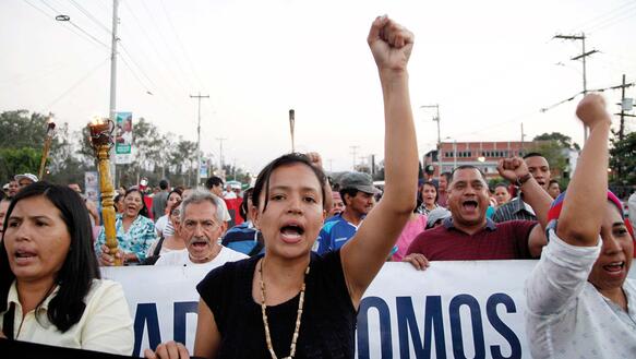 Kampf um Aufklärung: Berta Cácares' Tochter (Mitte) auf einem Protestmarsch