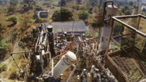 Verfallende Anlage auf dem Gelände der Firma Union Carbide in Bhopal, Indien, 2002.
