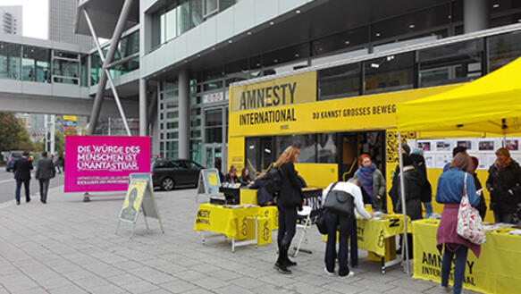 Das Amnesty-Mobil bei der Frankfurter Buchmesse 2015