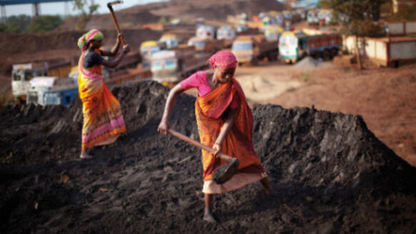 Rohstoffreichtum als Fluch. Tagelöhnerinnen in einer Kohlemine in Kirandul, Chhattisgarh