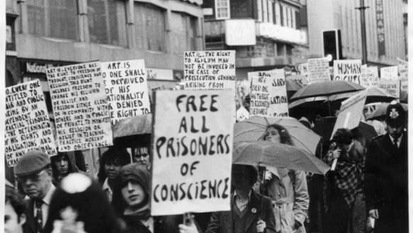 Kundgebung von Amnesty International zum Tag der Menschenrechte 1978 in London. 
