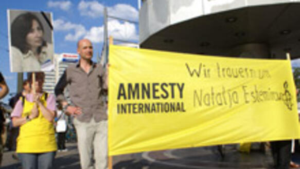 Mahnwache für Natalja Estemirowa am Alexanderplatz