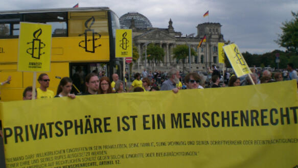 Amnesty-Unterstützer auf der "Freiheit statt Angst"-Demo gegen Überwachung in Berlin