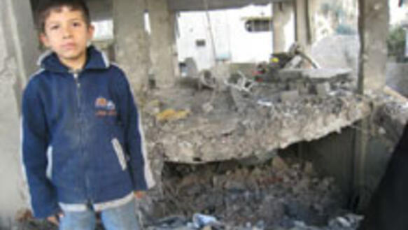 Palästinensischer Junge in einem zerstörten Haus in Gaza, 21.  Januar 2009