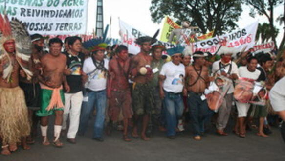 Angehörige der Guarani-Kaiowá demonstrieren für ihre Landrechte