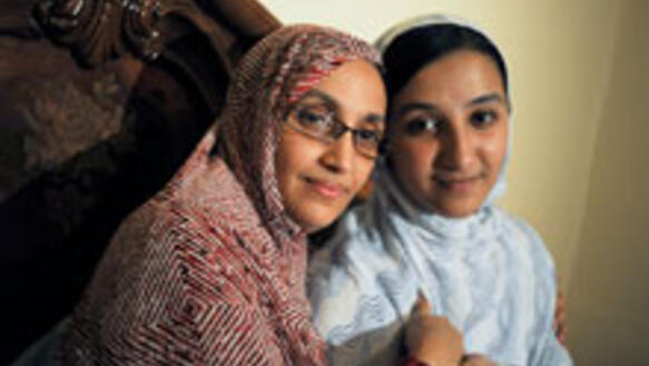 Aminatou Haidar mit ihrer Tochter nach ihrer Rückkehr in die Westsahara, 18. Dezember 2009.