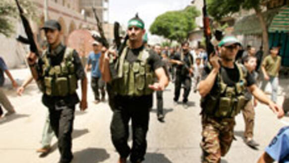 Bewaffnete Hamas-Kämpfer marschieren durch die Straßen