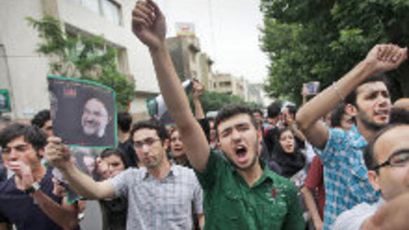 Unterstützer von Mir Hossein Mussawi protestieren auf den Straßen Teherans gegen das Ergebnis der Präsidentschaftswahlen im Iran