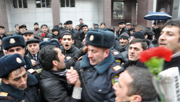 Kritik unerwünscht. Polizisten lösen eine Protestkundgebung auf. In der Bildmitte ist Jabbar Savalan zu sehen. Baku, 29. Januar