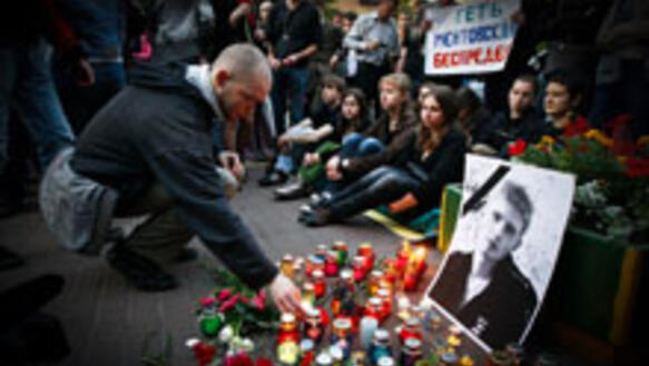 Aktivisten der Kampagne "Kein Polizeistaat" gedenken in Kiew des Studenten Igor Indilo, der von Polizisten ermordert wurde