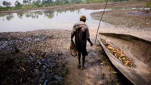 Ein Fischer mit seinem Kanu in Goi, Nigeria.
