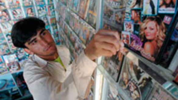 Gefährliche Cover:  Ein Verkäufer sortiert die Auslagen seines CD-Shops in Peshawar neu.