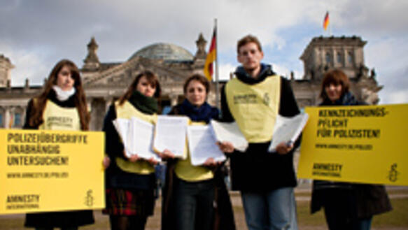 Mehr Verantwortung bei der Polizei: Amnesty-Aktivisten präsentieren vor dem Bundestag die Kampagnen-Petition