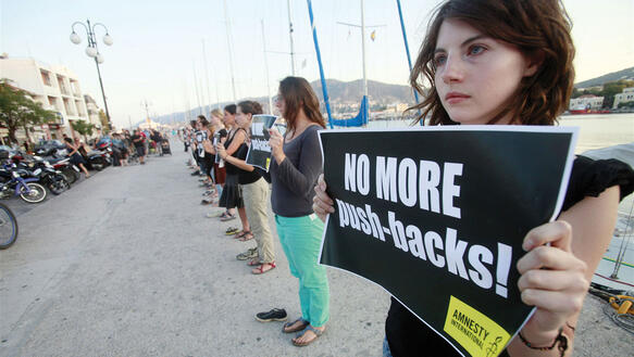 Festung Europa. Amnesty-Aktivisten demonstrieren auf der Insel Lesbos gegen die illegale Rückführung von Flüchtlingen, Juli 2013