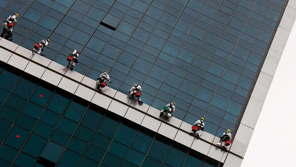 Der Lohn kommt spät oder gar nicht. Fensterputzer in Doha, Katar.