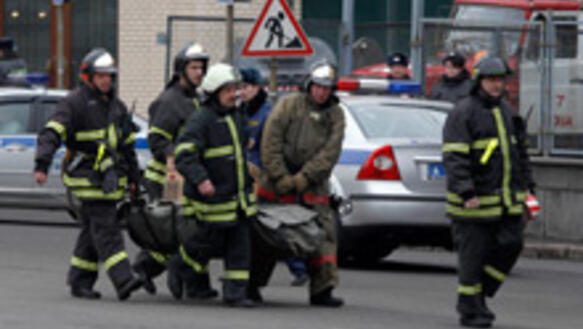 Rettungskräfte bergen Opfer nach Bombenangriff auf die Moskauer Metro, Moskau, Russland, 29.03.2010