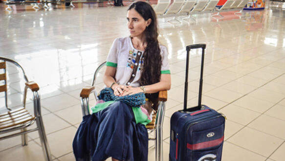 Gepackter Koffer. Die kubanische Bloggerin Yoani Sánchez wartet auf dem Flughafen in Havanna auf ihren Flug nach Brasilien