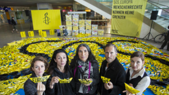 Melika Foroutan, Shermin Langhoff, Selmin Çalışkan, Benno Fürmann und Meret Becker bei der Aktion im Berliner Ostbahnhof