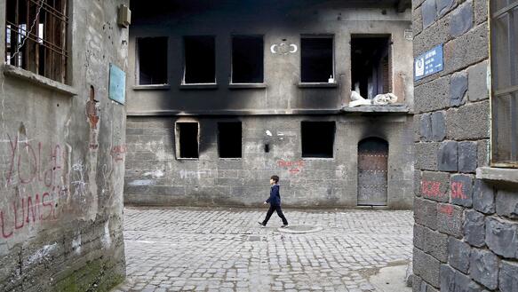 Leben in Ruinen. Kurdischer Junge in Sur, dem Altstadtviertel von Diyarbakır im Südosten der Türkei