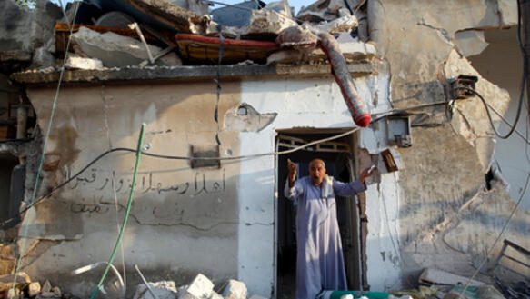 "Ein Mann steht in der Stadt Azaz vor den Überresten seines Hauses, das von der syrischen Luftwaffe zerstört wurde"