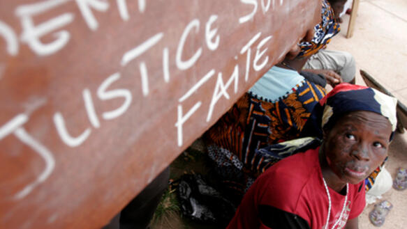 Eine Frau, die nach eigenen Angaben Verbrennungen durch den Giftmüll erlitten hat, protestiert in Abidjan, 29.09.2008