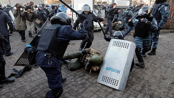 Foto: Polizisten gehen hart gegen die Demonstranten in Kiew vor, Kiew, 18.2.2014