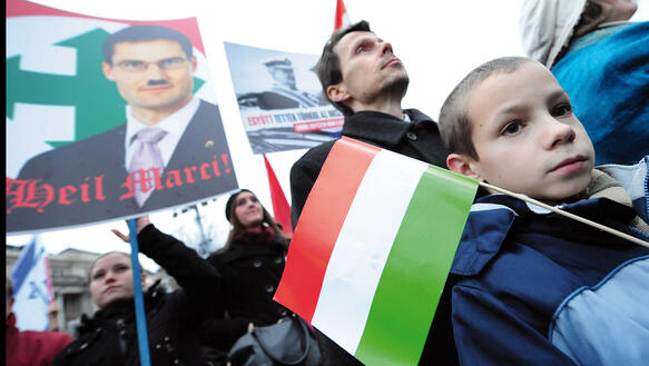 Unheil. Demonstration gegen Antisemitismus vor dem Budapester Parlament