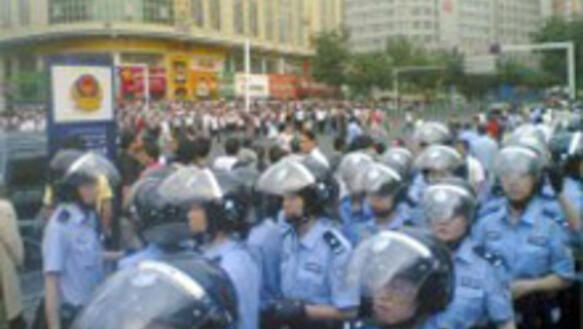 Chinesische Polizisten versammeln sich vor Demonstrierenden in Urumqi, 5. Juli 2009