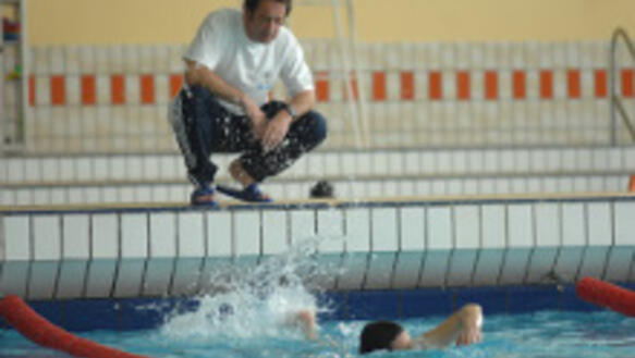 Schwimmlehrer Simon (Vincent Lindon) gibt Bilal (Firat Ayverdi) Unterricht